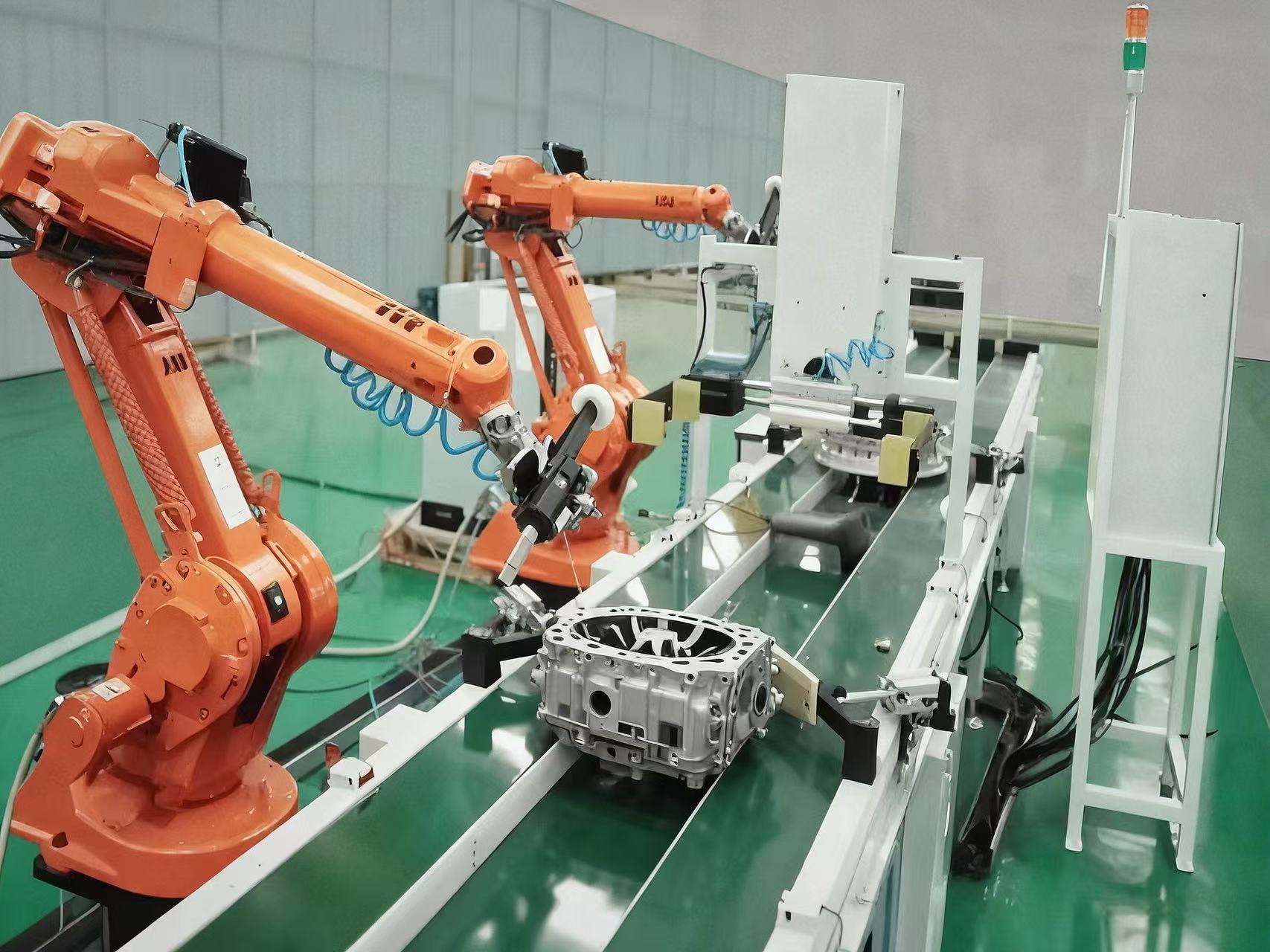 青岛新控铸件打磨机器人实战应用解析:汽车零部件打磨实践